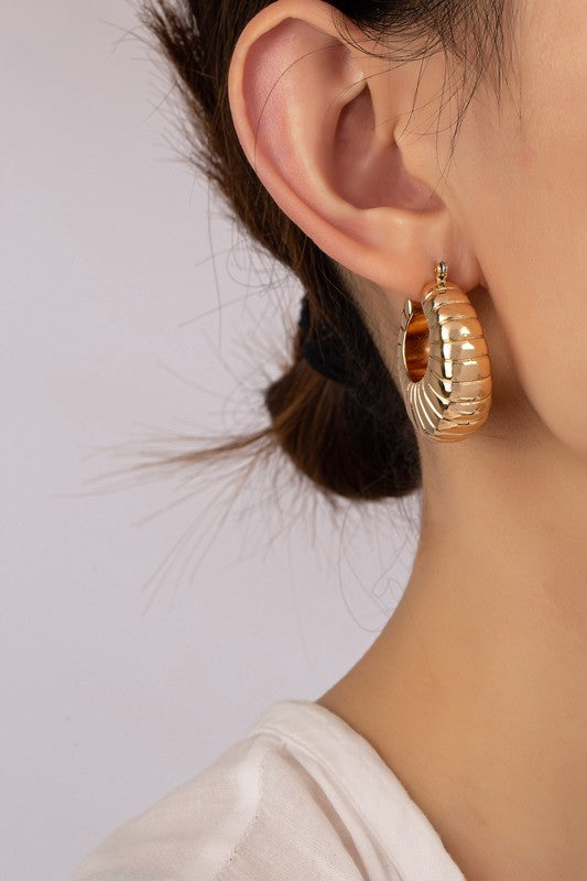 Lightweight puffy clam shell pattern hoop earrings