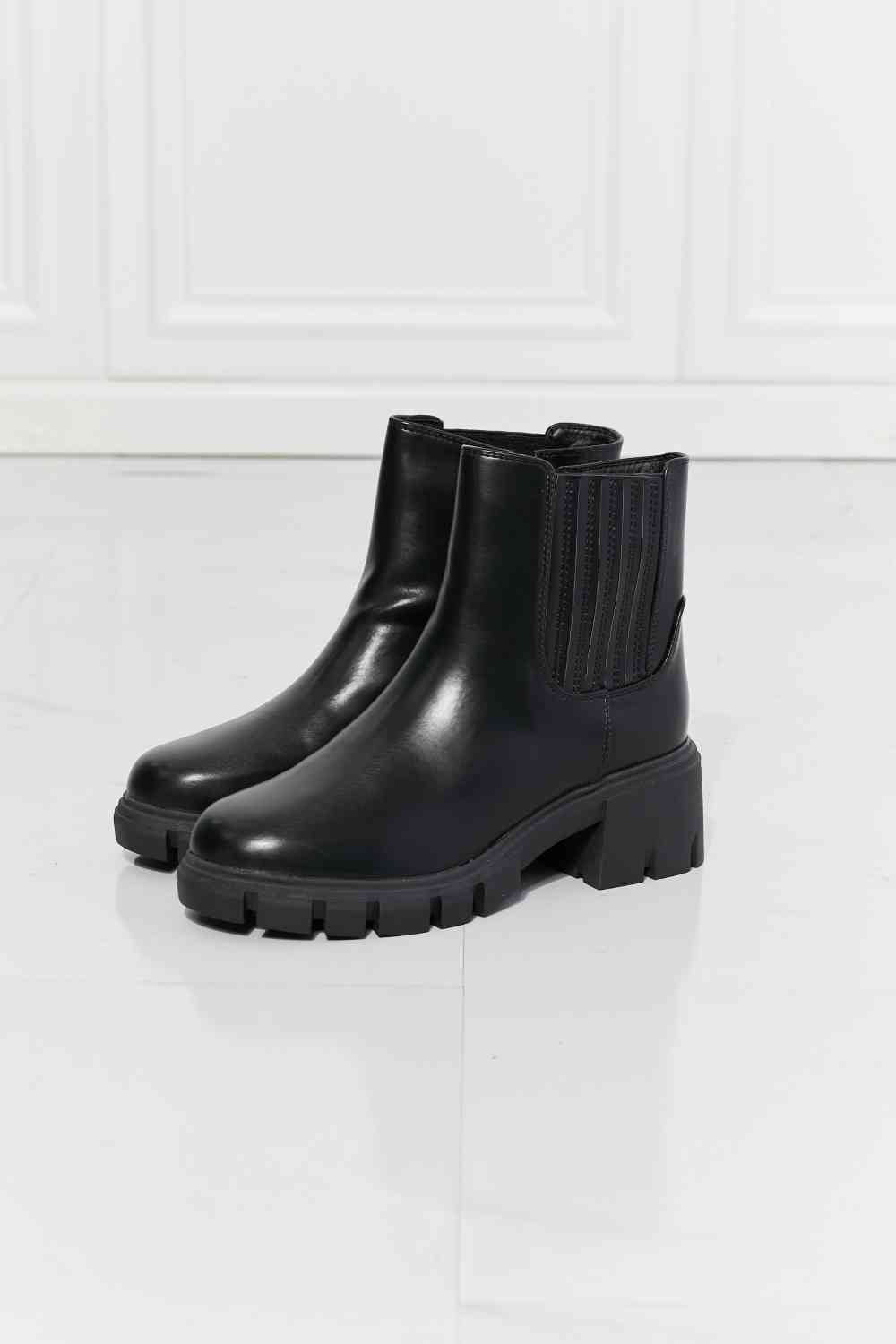 MMShoes What It Takes Lug Sole Chelsea Boots in Black - SELFTRITSS